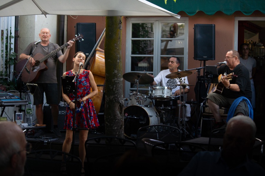 WE4Musik live: Ortwin am Bass, Weronika am Gesang, Walter am Schlagzeug und Harald an der Gitarre.